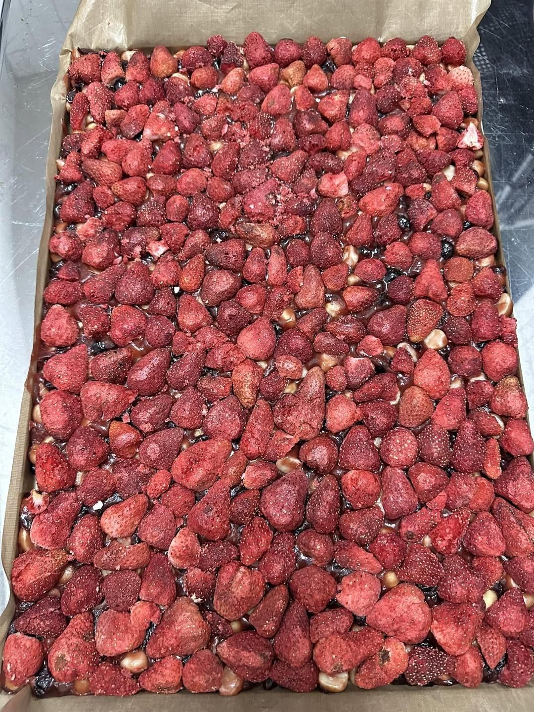 快快交作業，今天去拜拜剛好看到有賣草莓凍乾，雖然不是很漂亮又大小差很多，但是還是忍不住手癢想做，目前剛做好，今晚看能不能切到，明天就可以分享給同事品嚐了，謝謝老師讓我又學到一種好吃的糖果