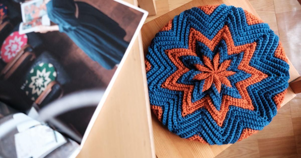 《鉤針畝編圖紋雙面坐墊》：立體波紋圖案 × 雙面配色編織課