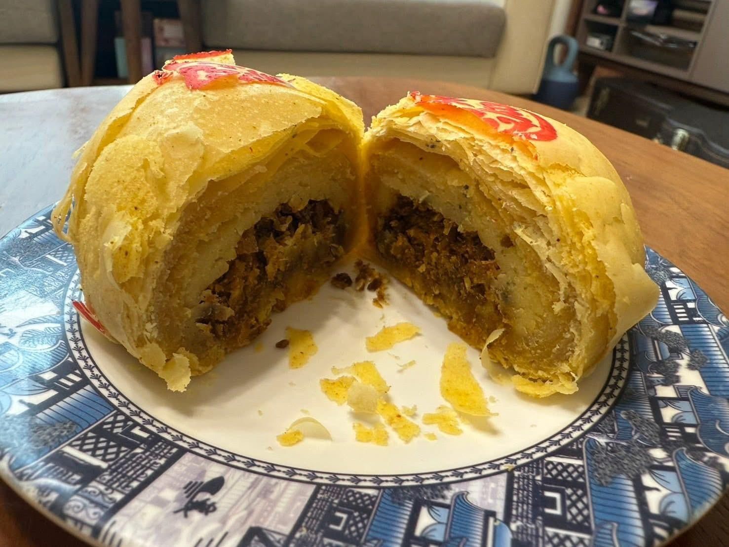 完成老師配方的綠豆椪，我所做的是咖哩綠豆椪，酥皮加了薑黃粉 食用水的部份：ㄧ半水、ㄧ半豆漿 吃起來的口感：外酥內軟，非常好吃👍