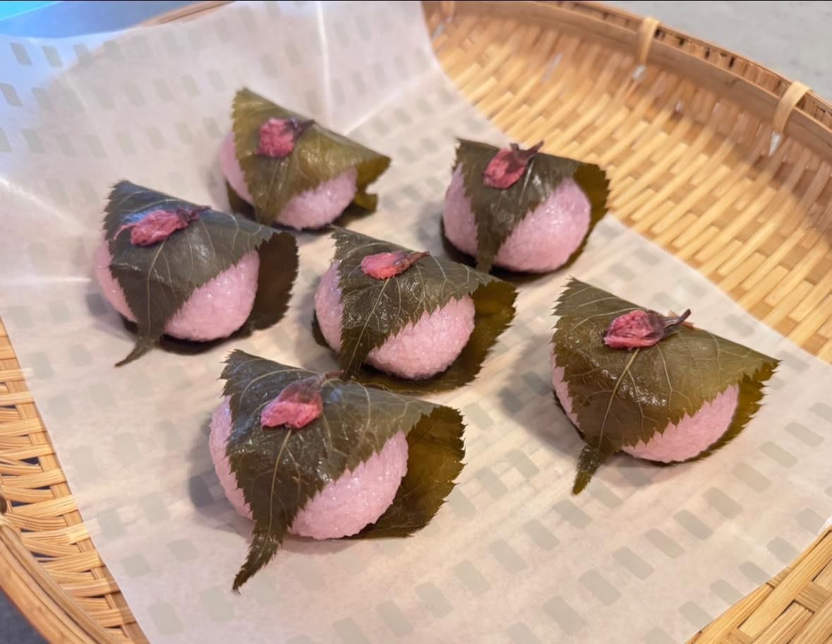 道明寺櫻餅！搶頭香！交作業了 謝謝老師詳細的示範，先悶再蒸的口感果然很不一樣, 外皮收口的方式也是一直重複看才學會。