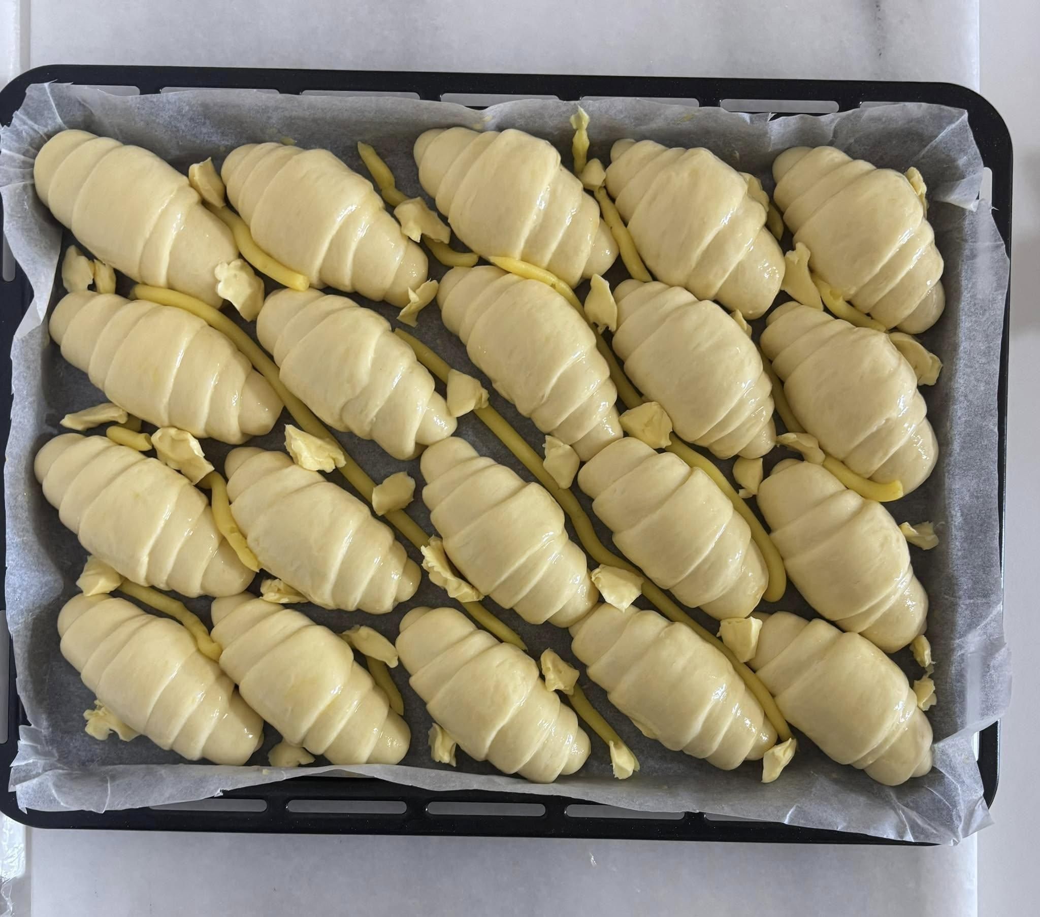 一整盤的麵包看起來好療癒