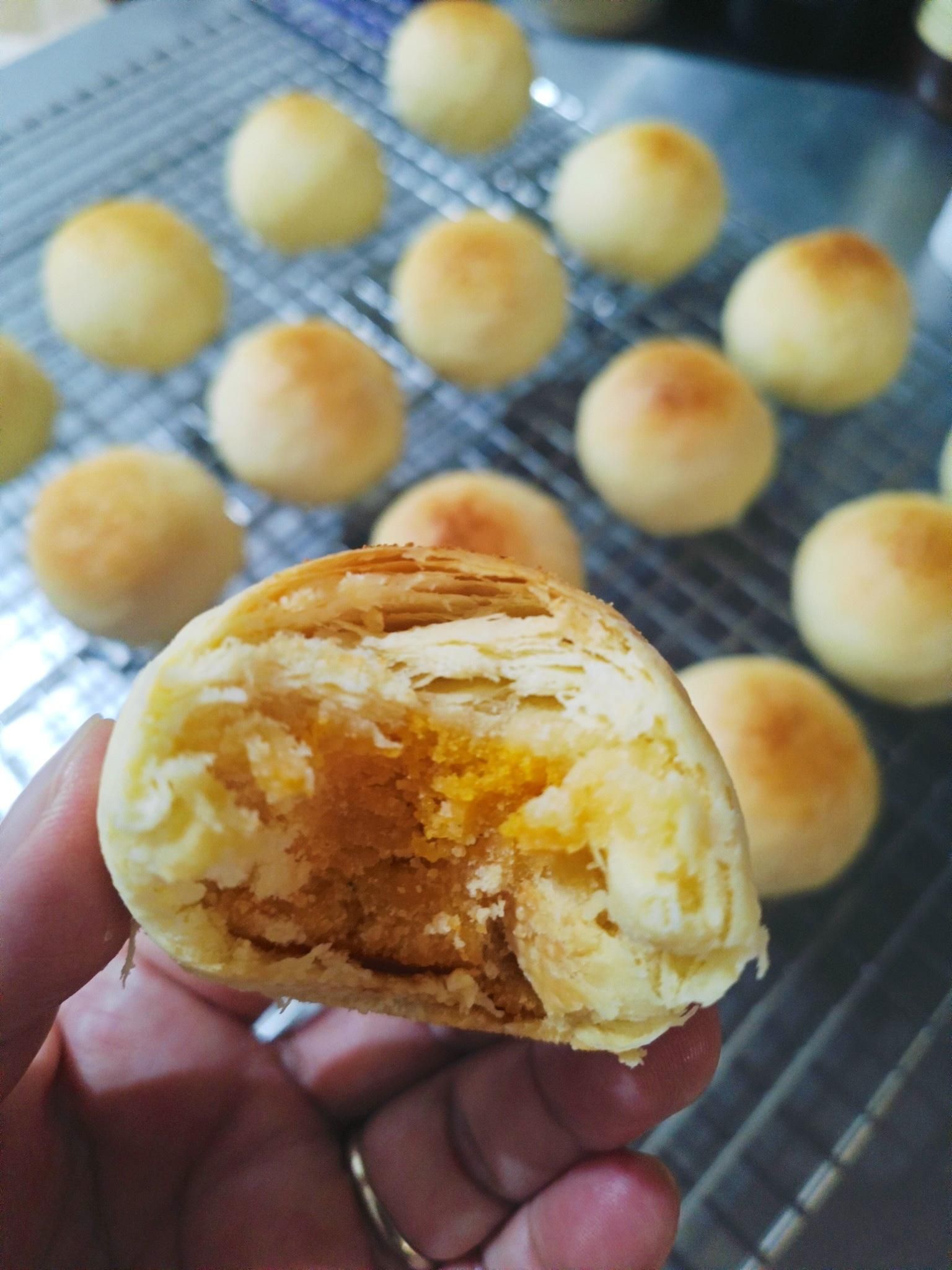 交作業嘍~ 好開心💞  常關注老師的動態，看老師的作品都覺得不可思議，怎能做得這麼美，一定很好吃。😋 今天我終於也能完成夢寐的點心 （月娘酥）雀躍到想撒花~💞 