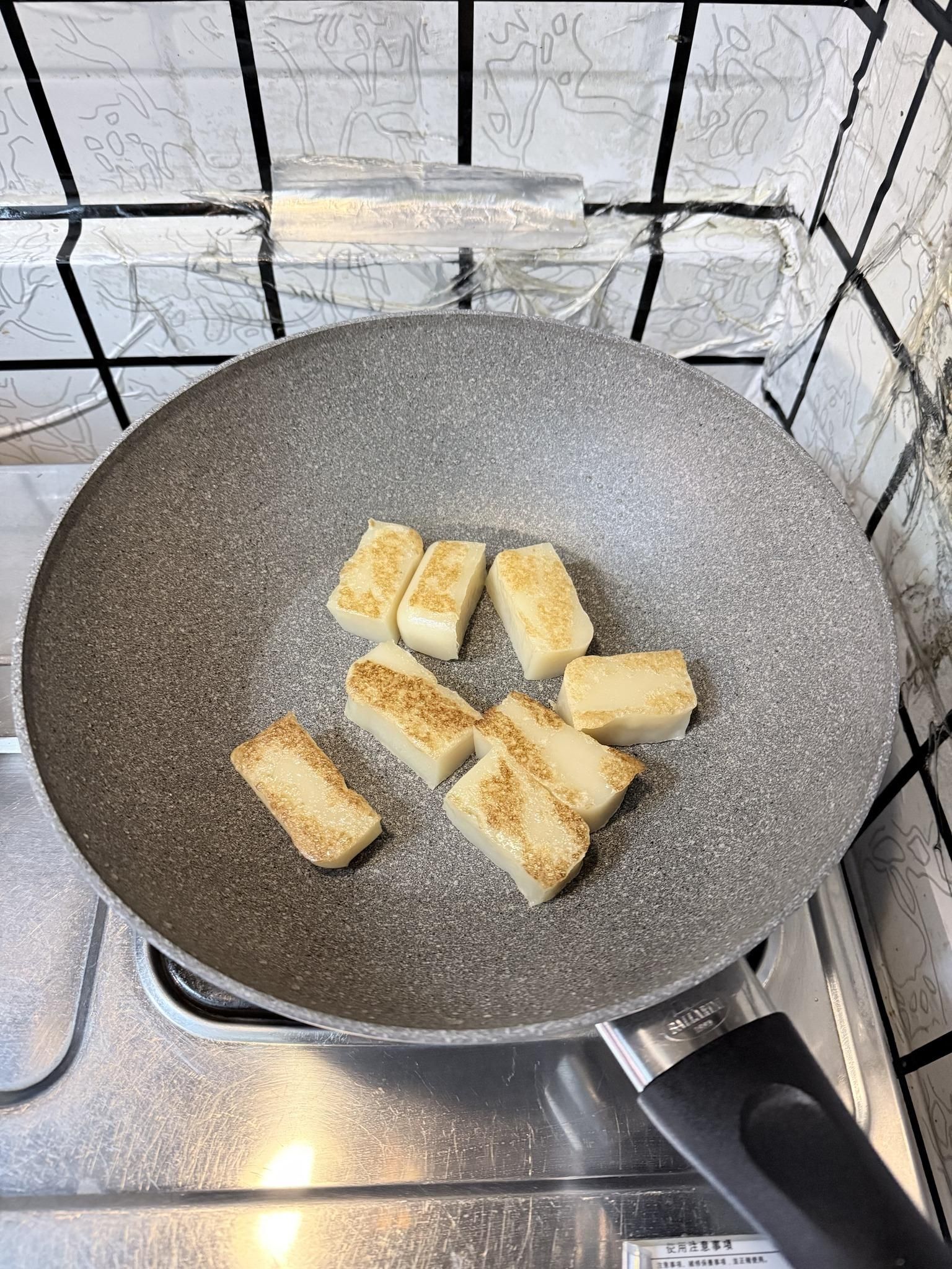 帶點杏仁香味，糕體軟Q好吃