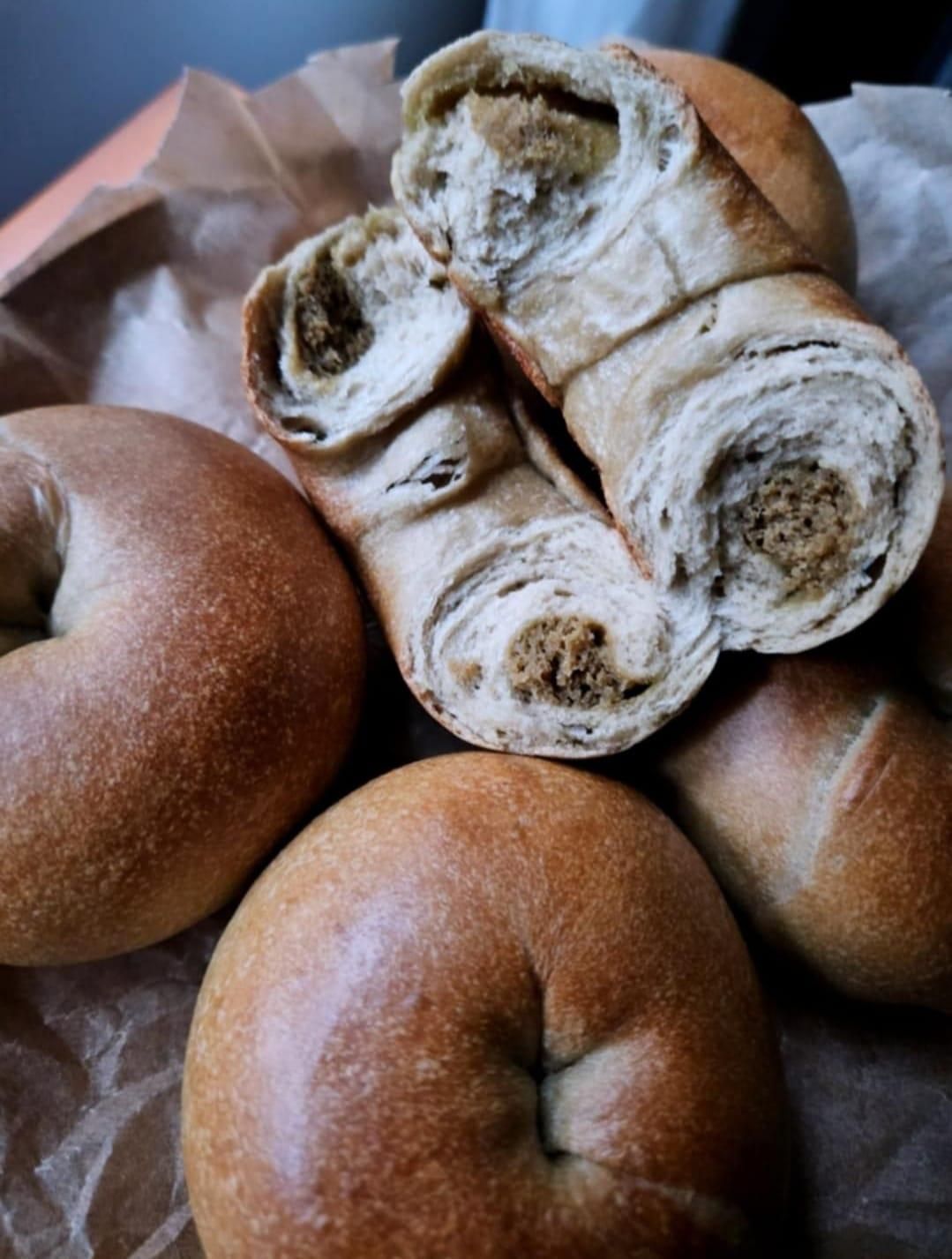 貝果吃起來很舒服，帶著醇厚，甜而不膩的茶香香氣