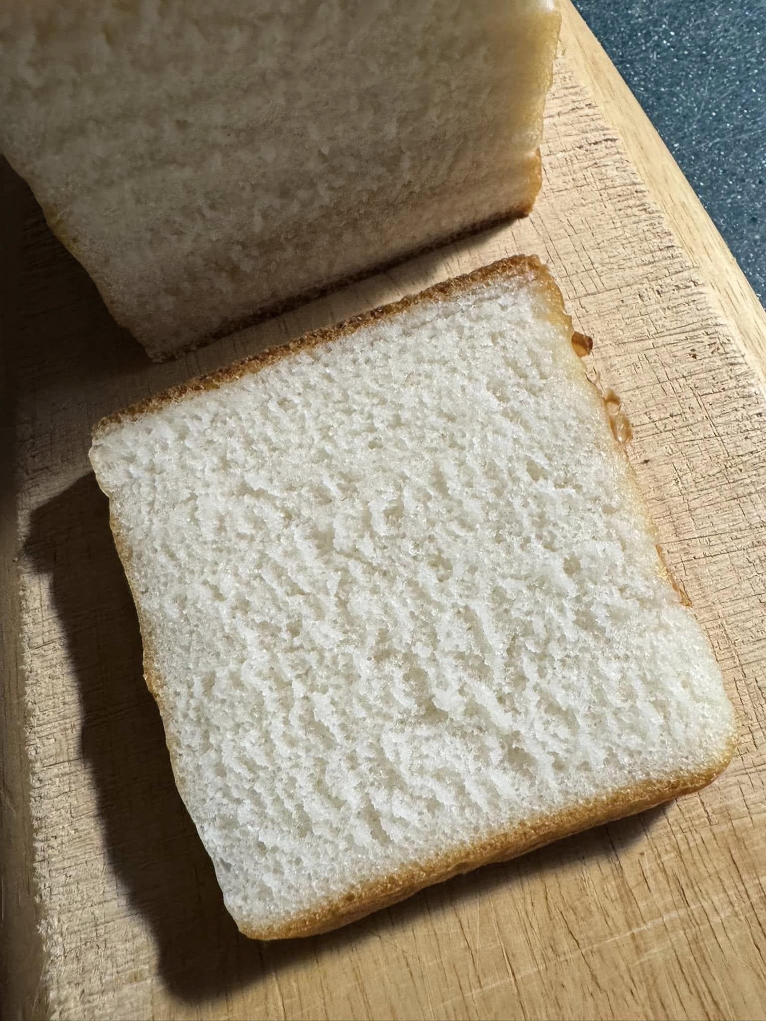 交作業，記錄一下！ 上一次沒成功，中間空掉，但還是可吃🤭 今天再一次，第二條生米吐司製作～ 這次米有打的細緻，有過濾，烤溫有調整，前20分上下250度，後20分掀蓋降溫170度烤完，（我是好先生烤箱）切開很細緻，口感好多了，謝謝老師的教學和配方👍