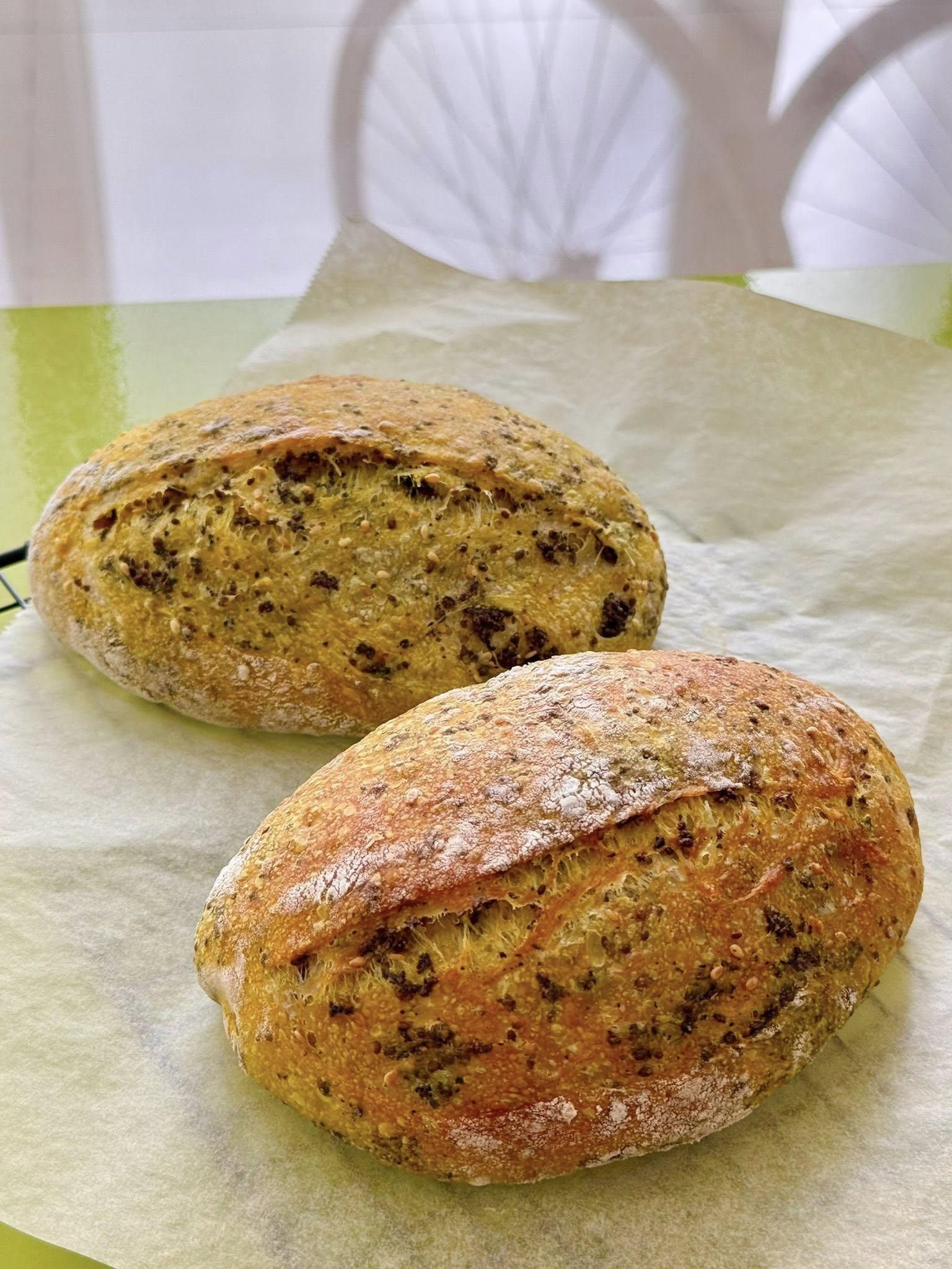 感謝咖啡店老闆割愛給我半瓶有機薑黃粉，於是加入多種子酸種麵包 的食譜中，順便多練習