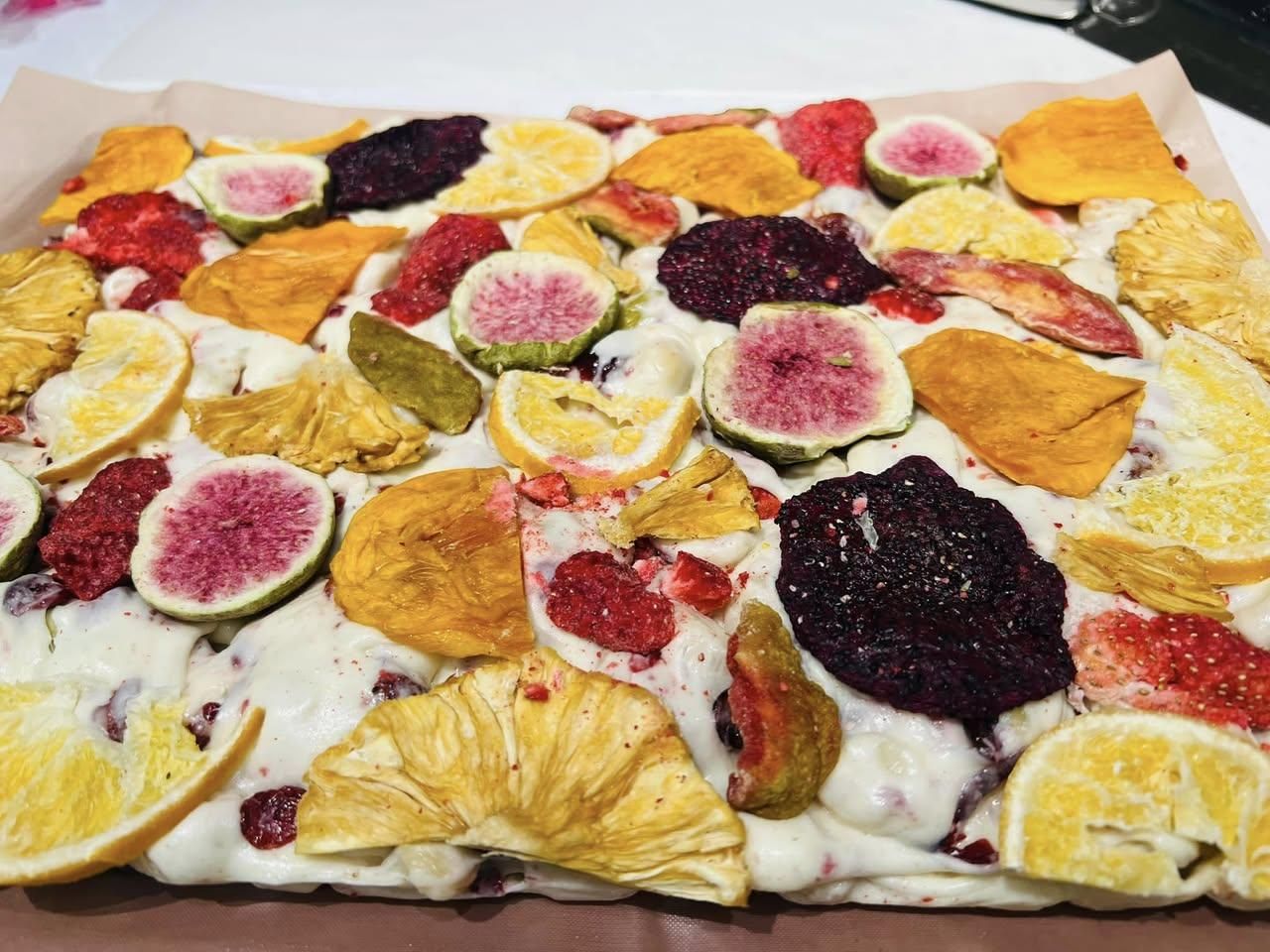 繼續加油交作業，雖然過程中手忙腳亂，壓得不夠密實，草莓碎掉，但還是完成了美美好吃的果乾牛軋糖