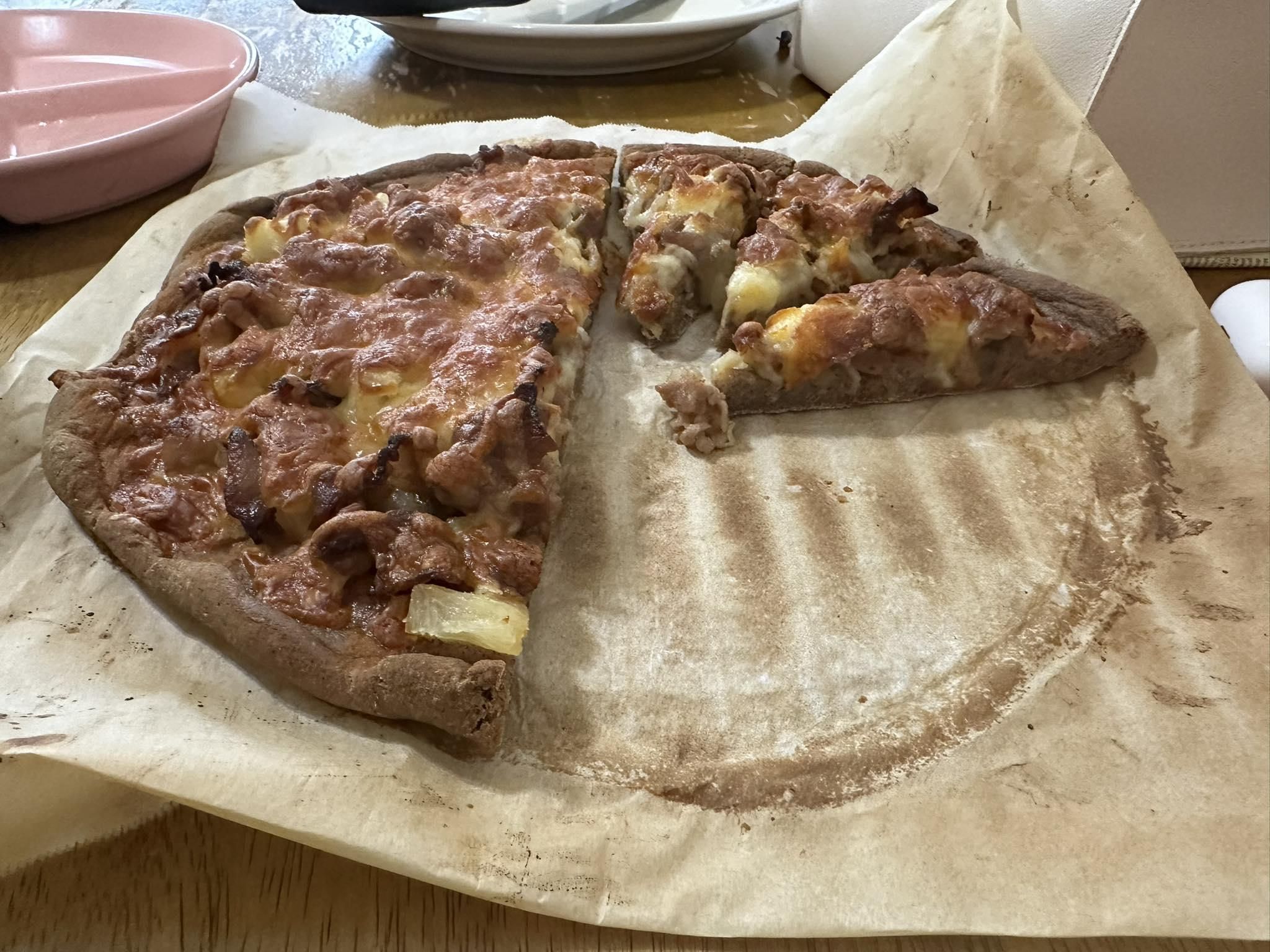 今天做pizza，因為米穀粉沒了，又答應好孩子要來吃pizza，硬著頭皮用佳實的糙米鬆餅預拌粉，藜麥粉加了變很黑很怕小孩不喜歡，結果驚為天人的好吃耶！發酵25分鐘就好，真是太方便了！