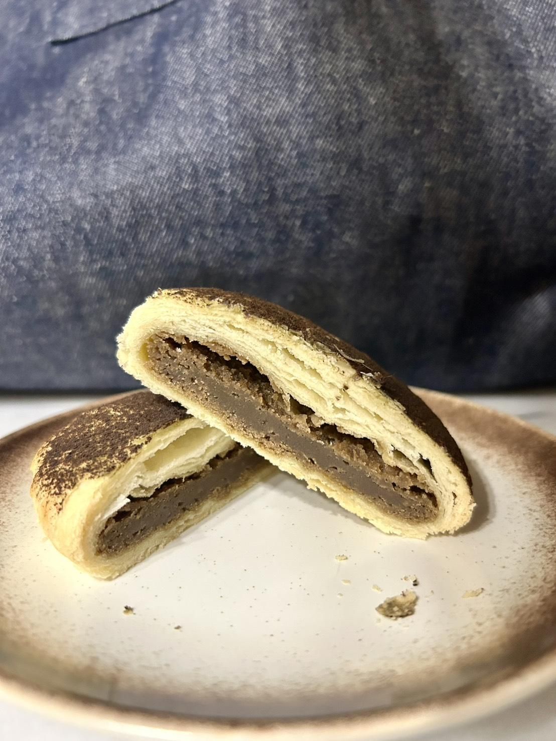 厚厚的餡，香醇濃厚卻不甜不膩，酥皮層次分明，一口咬下就是幸福感滿分的