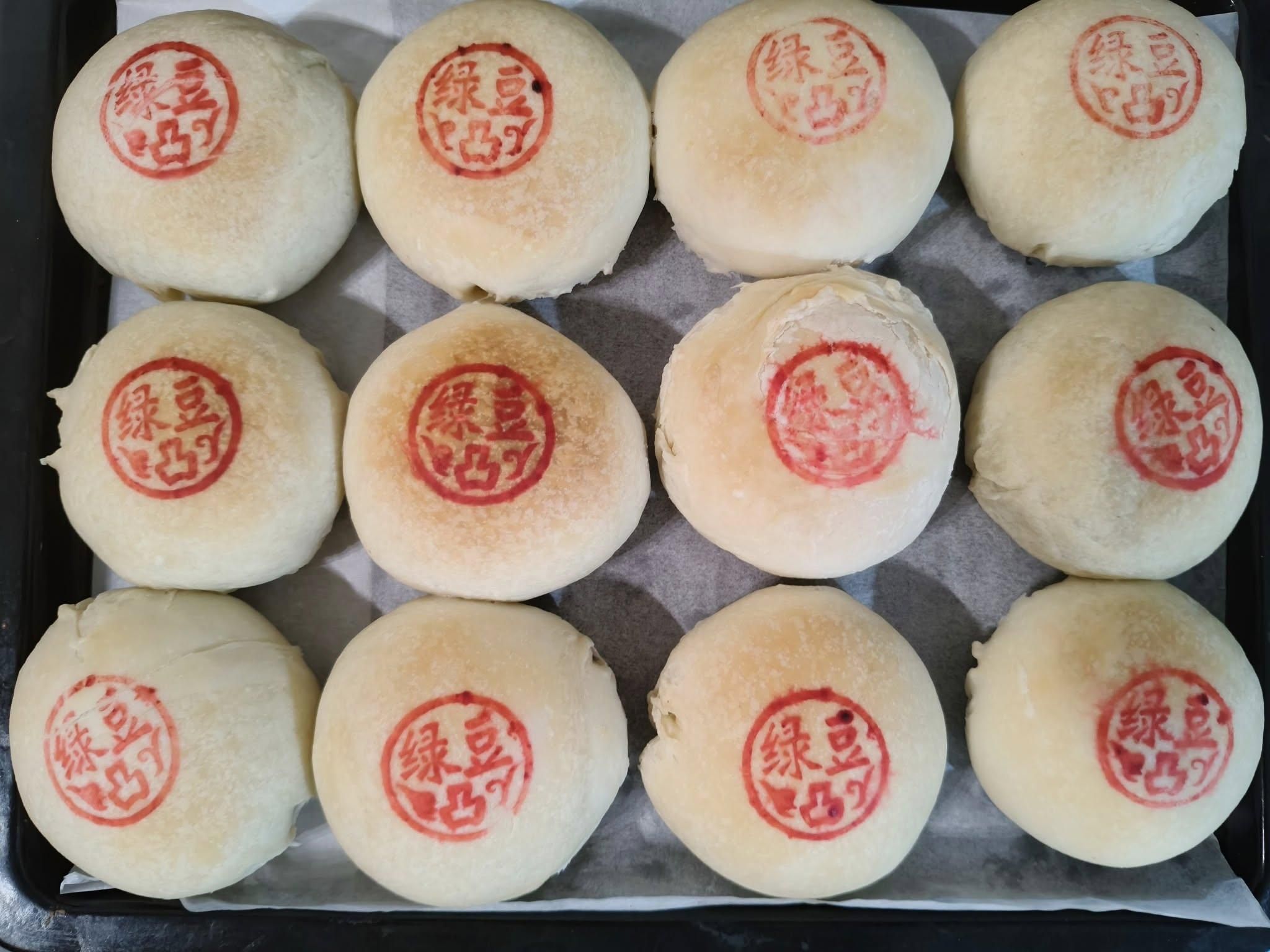 綠豆椪裡面包素香鬆，口感更豐富，好吃！而且幸運買到美美的印章，烤起來超好看的