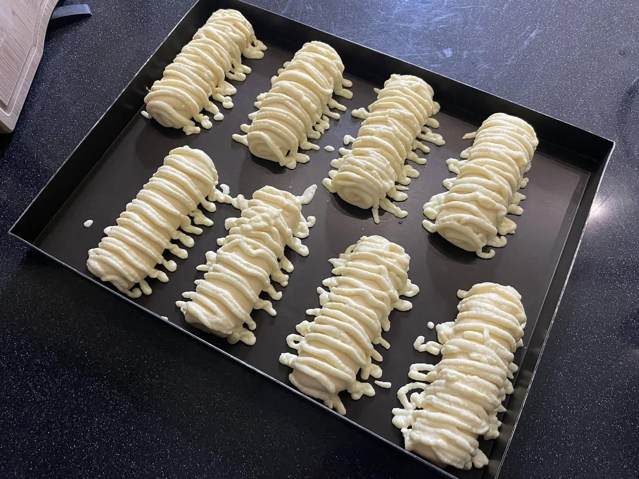 麵包表皮酥脆再搭配冰冰涼涼的卡士達醬有種在吃冰火菠蘿油的感覺