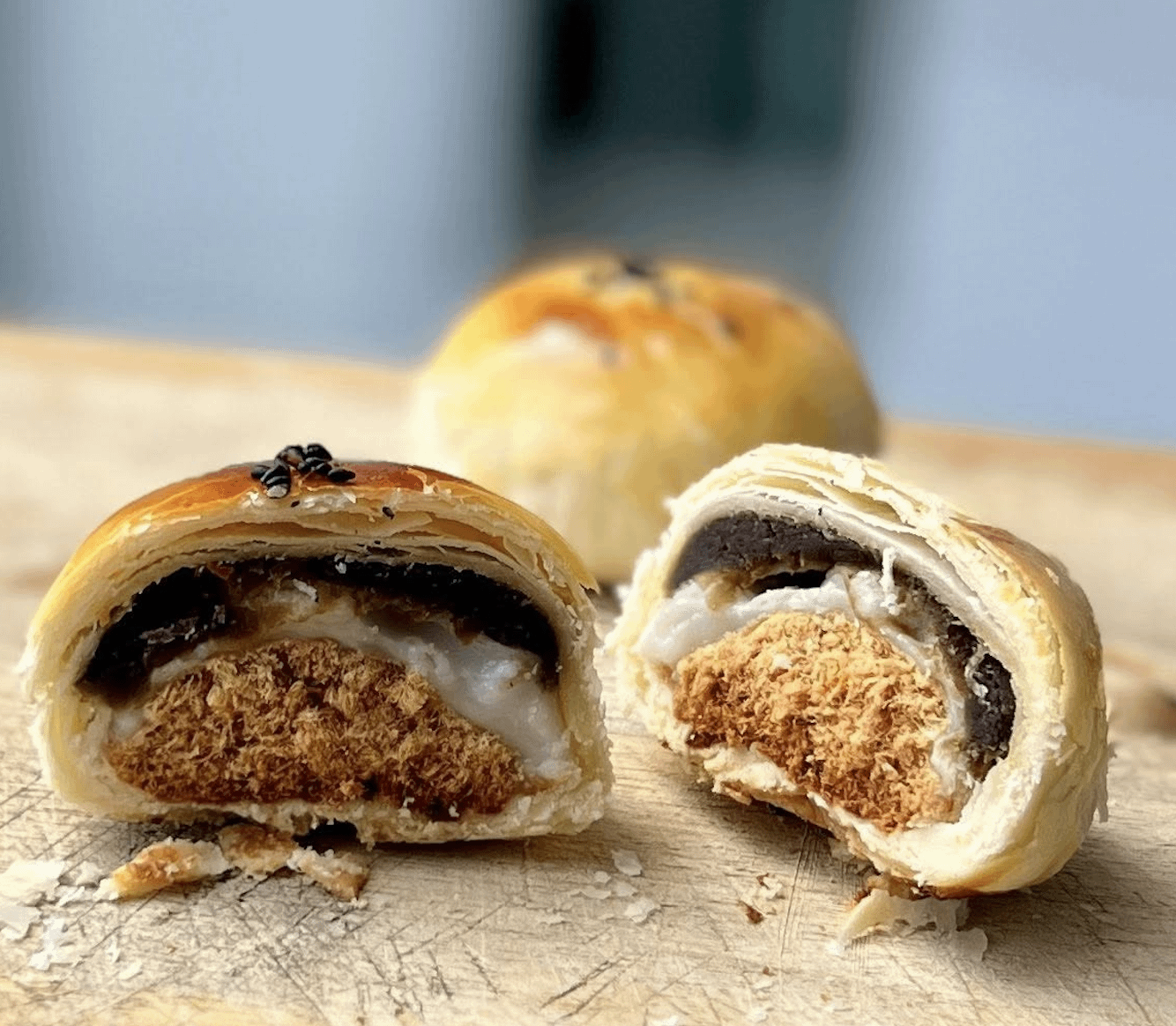 人在新加坡兩個星期，難買餡料又超級不便宜。  只好學做麻糬雞鬆餅，因女兒會拿去醫院慰勞護理師和醫生們，有些是不能吃豬肉的。  品妤奶奶的課我都超級喜歡，買了又買，真心感謝。成品很驚豔！