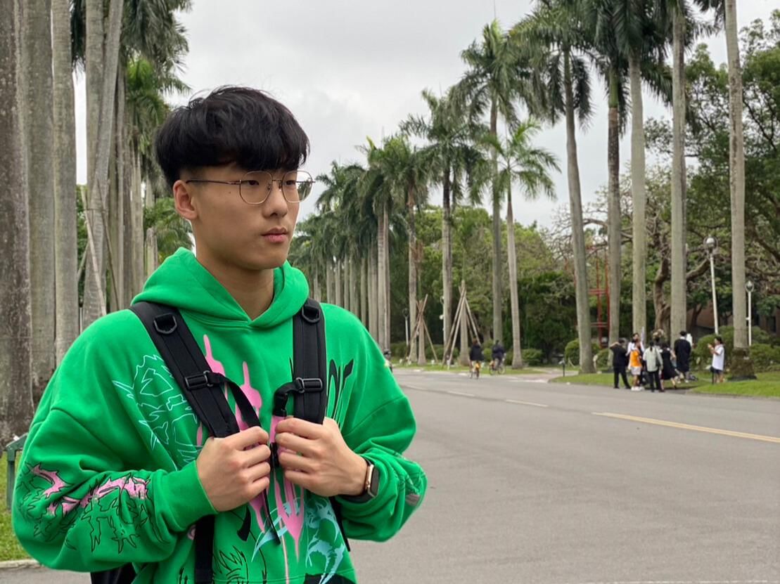 約莫三年前的這時候是我第一次遇見周俞老師，身為小高一的我直接被老師的台風、自信以及獨到的解題模式深深吸引