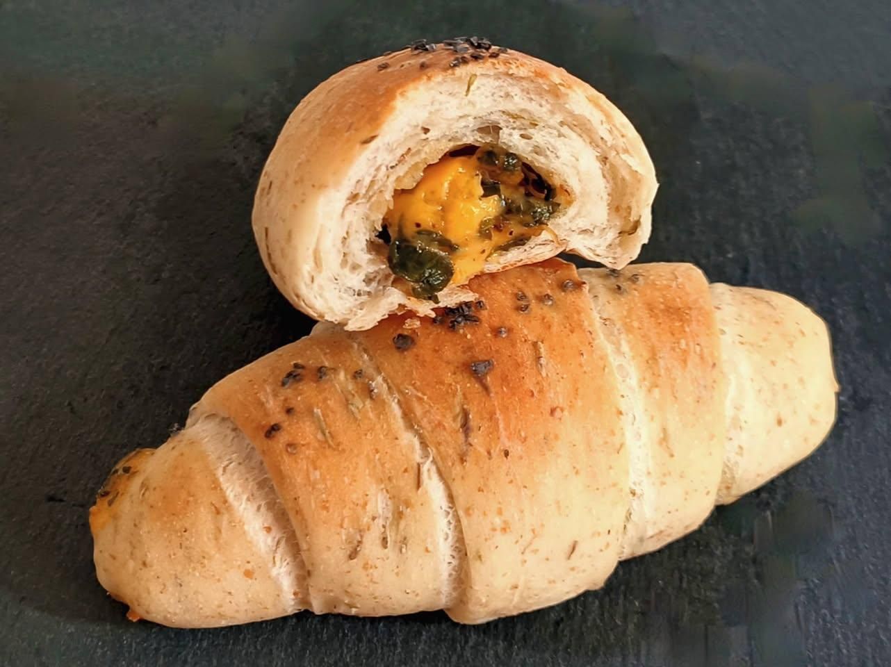 用義式香草與切達乳酪重新組合味道主軸，乳酪的油脂在烘烤中緩緩滲出，香氣濃郁又層次豐富