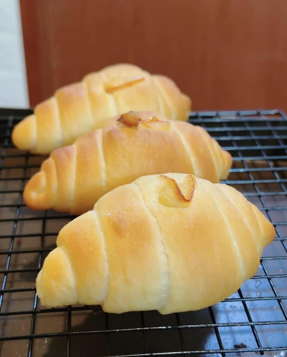 深夜出爐真的很邪惡，實在太香了，害我忍不住在這麼晚的夜裡嗑了一顆