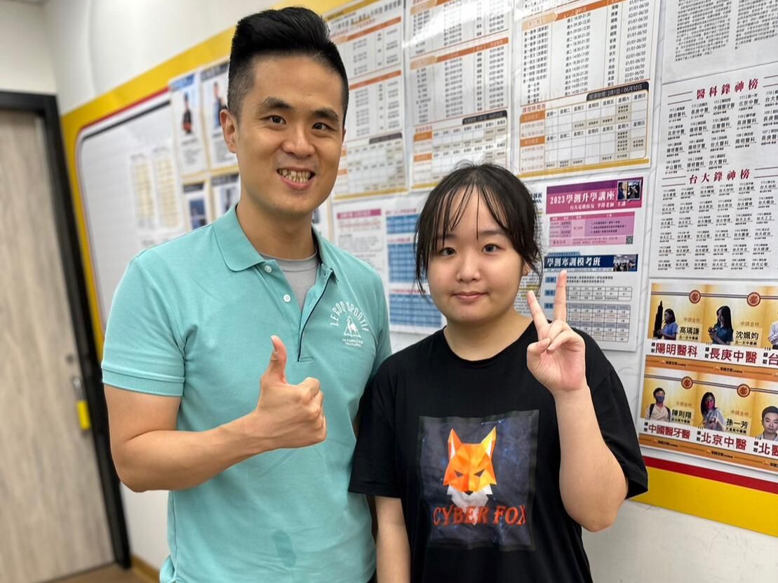 周俞老師以輕鬆、幽默的方式進行教學，即使是艱深的單元，也能一點就通，多虧了周俞老師，在化學科段考上，比班平均高二、三十分，拿班排一對我而言已是稀鬆平常的事。