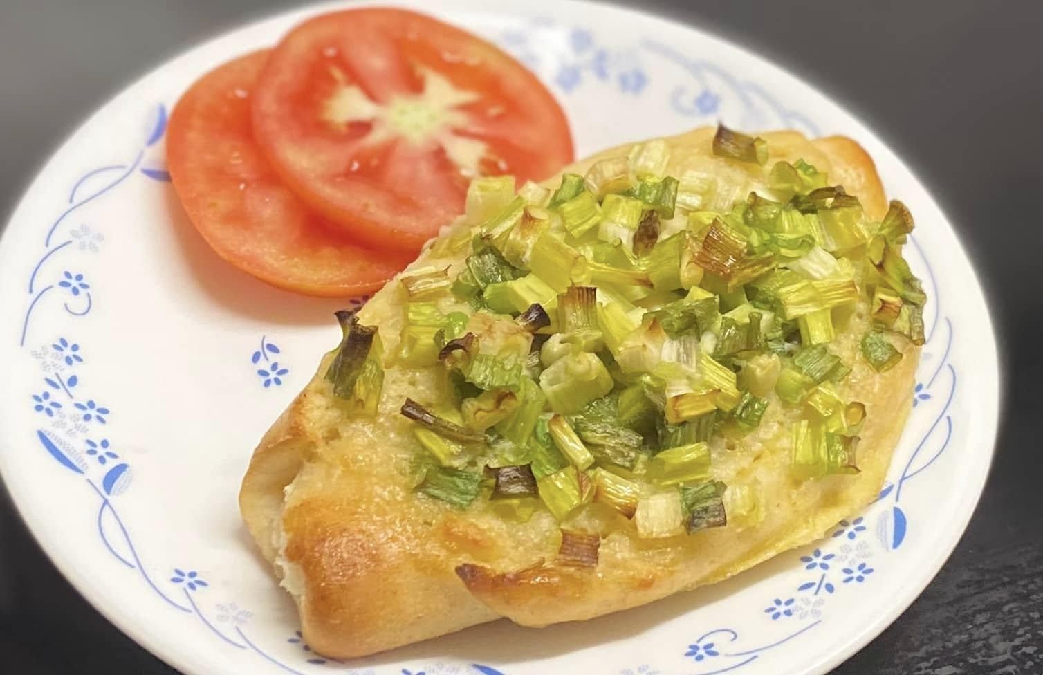 太驚艷了！ 這跟一般的蔥花麵包實在太像了！ 老師的配比真的很濕潤、孔洞很細膩， 建議的大小也很適合當早餐， 加上蔥米吐司，配上水果、豆漿、蔥蛋， 真是太完美了😍 美好的一天的開始！ 好愛蔥麵包，但好久沒吃了！ 有米蔥麵包今天真是太幸福了