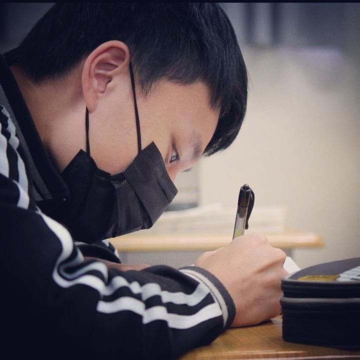 老師的教學方式淺顯易懂，常利用生動的說明和幽默的口訣幫助我們記憶也會用圖解化的教學取代文字的枯燥乏味，加深圖像記憶。