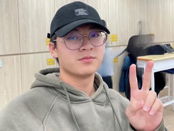 不論是周俞老師或是元聖老師，在學習方面都是幫助我很多的良師，除此之外，在人生生涯的規劃方面更是能夠與我一起討論、給予我建議的益友。