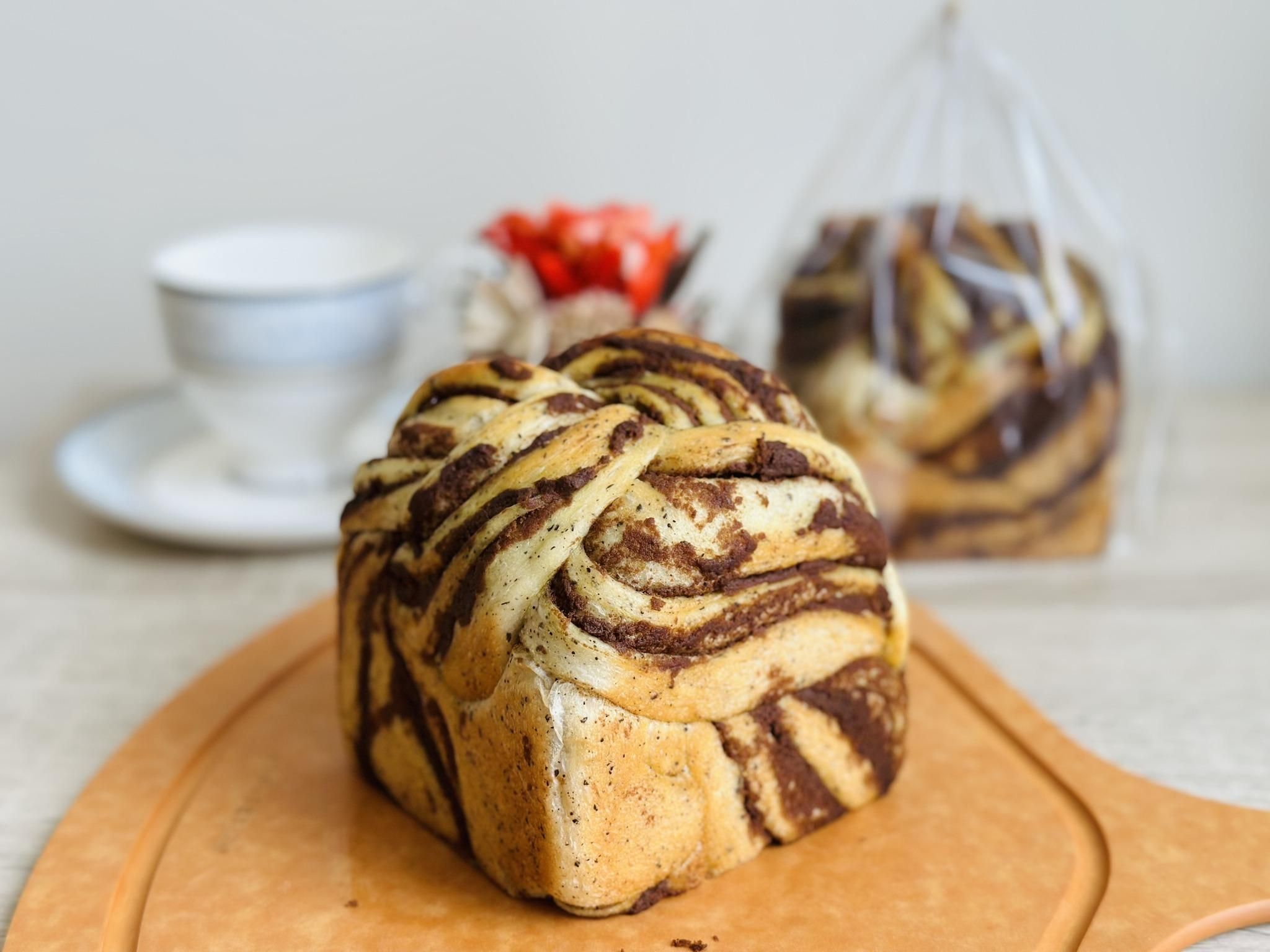 濃郁的紅玉茶香搭配柔軟的吐司麵包體，編織的視覺享受，讓我捨不得拿刀子切開來吃