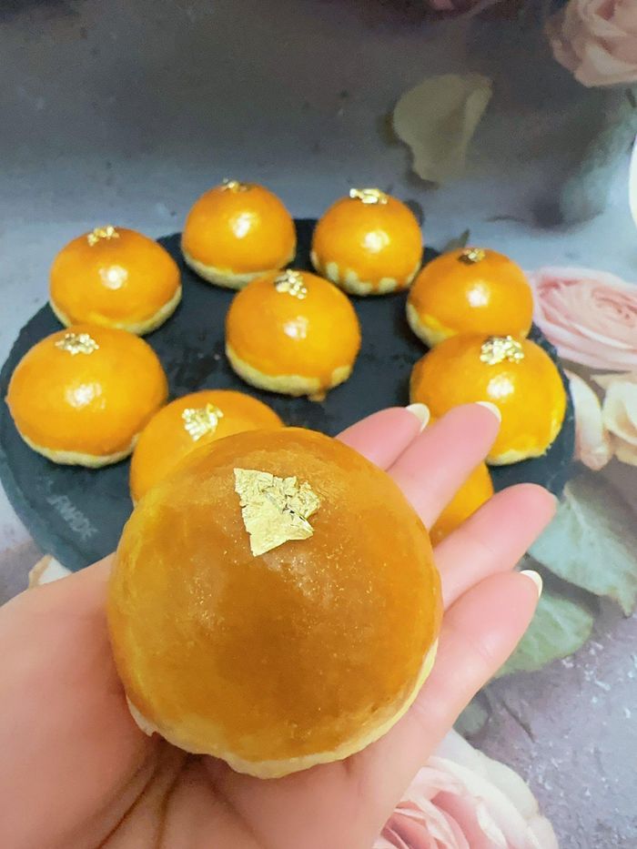 按照老師的步驟，全低粉ㄧ點都不難 好好吃細緻酥鬆 用紅仁蛋黃抹面，真美 我把黑芝麻換成食用金箔，增添了高級感～