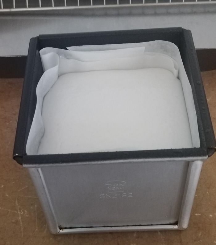 原味生米土司 備好材料，才發現沒有烘焙紙， 用了白報紙 哈哈~ 撕開紙時把皮也順帶脫光了 但不影響味道，家人都說好吃
