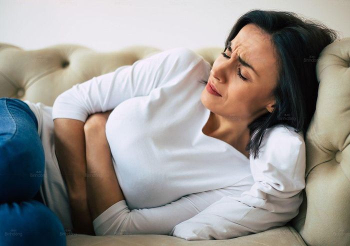 Tư thế nằm nào giúp giảm đau bụng kinh?